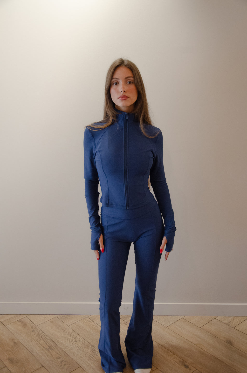 Ensemble Eloria bleu nuit, veste zippée et legging patte d'éph, en pied