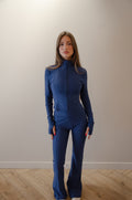 Ensemble Eloria bleu nuit, veste zippée et legging patte d'éph, en pied
